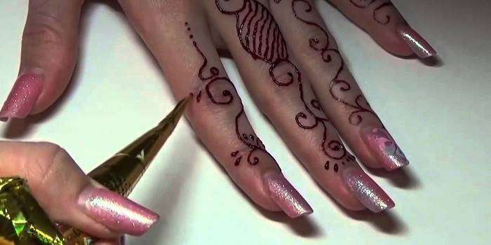 intialainen henna käsinmaalaus