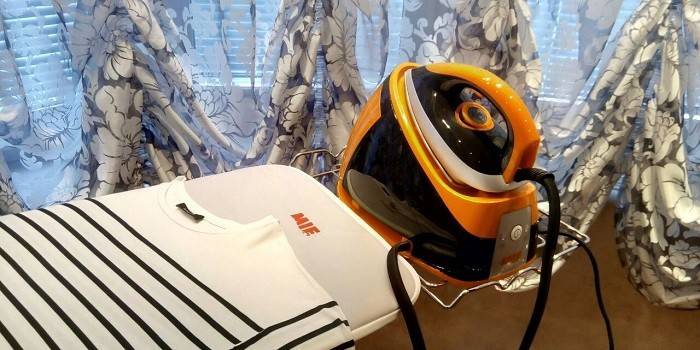 Kotitalousrauta höyrygeneraattorilla silitysraudalla