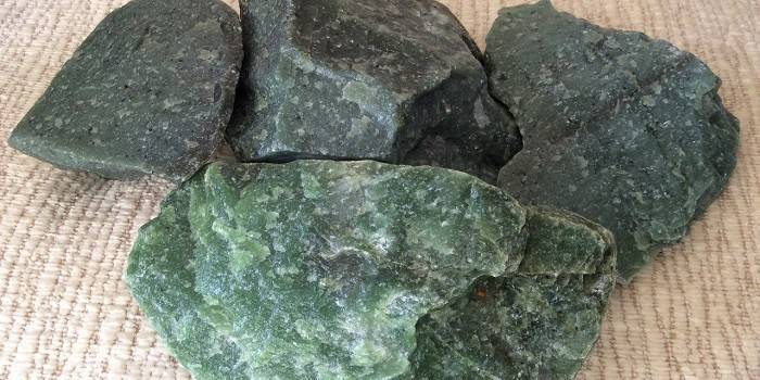 Mga bato ng jade