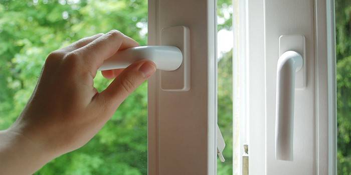 Plastik bir pencerenin açılması