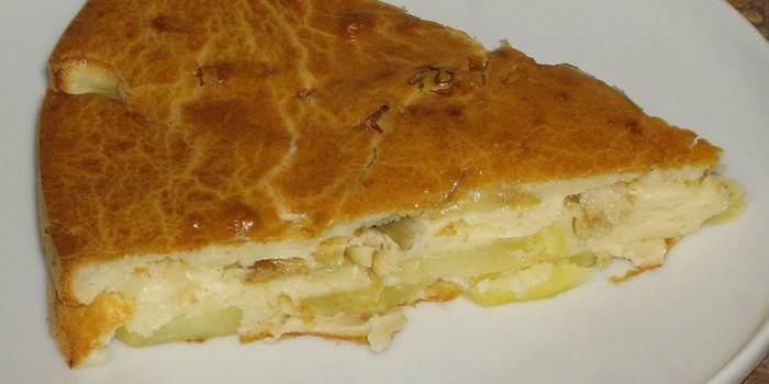 Una rebanada de pastel de papa en un plato