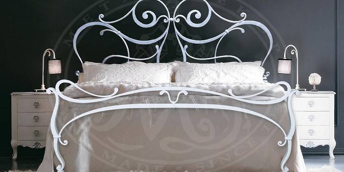 Weißes Schmiedeeisenbett mit Hebemechanismus Helena von METAL DECOR