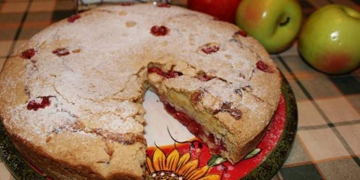 Bereite Kefir Teig Charlotte mit Kirschen