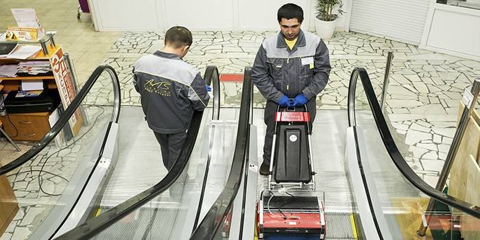 Καθαρισμός κυλιόμενων κλιμάκων