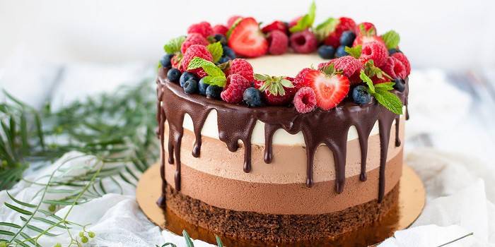 Csokoládé öntetett torta bogyókkal