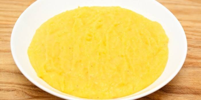 Hominy na mleku w talerzu