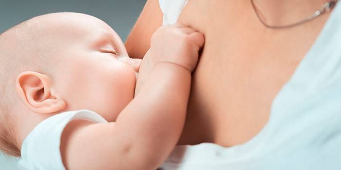 Maman allaite le bébé