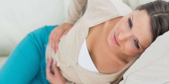 Mädchen hält ihre Hände auf dem Bauch