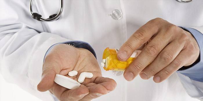 Médico derrama medicina fora de uma jarra
