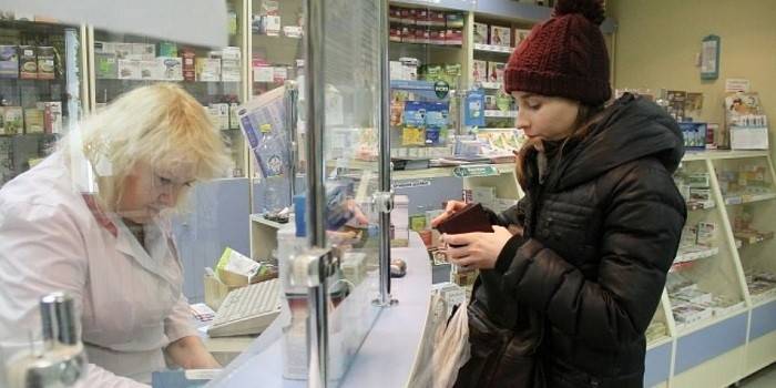 Menina e farmacêutico em uma farmácia