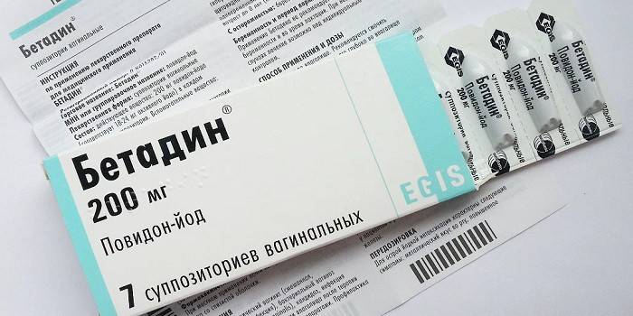 „Betadine“ makšties žvakutės pakuotėje