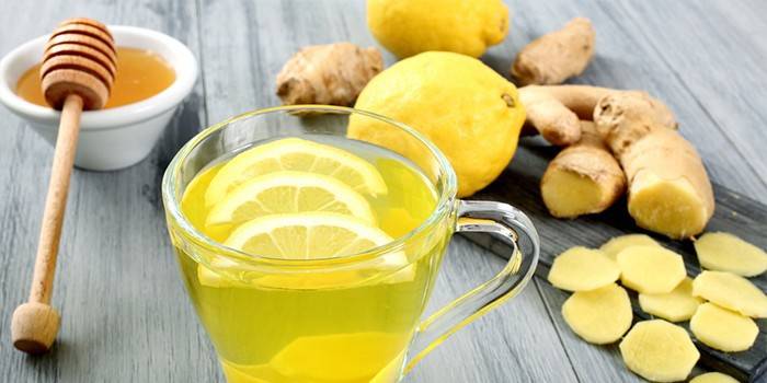 Té de raíz de jengibre con limón y miel en una taza