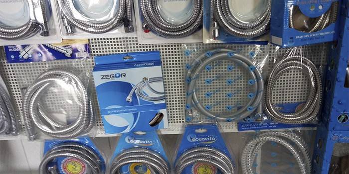 Diferentes modelos de mangueiras na loja
