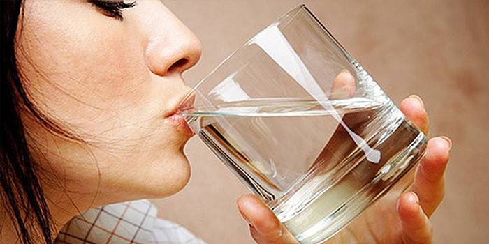 La donna beve acqua