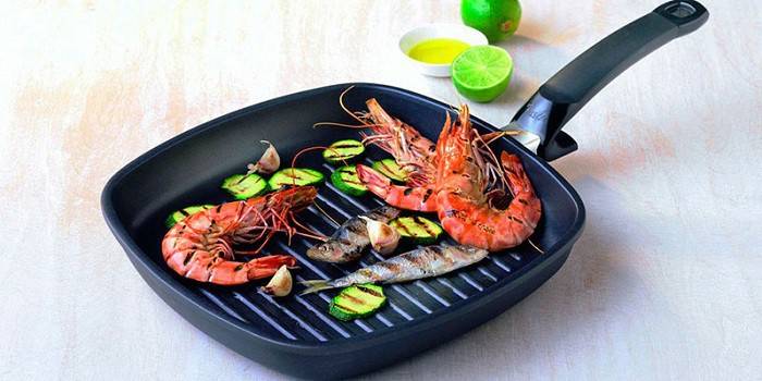 Frutos do mar e legumes grelhados em uma panela de ferro fundido