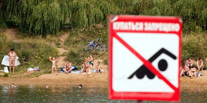 Le persone si riposano sulla riva di un serbatoio