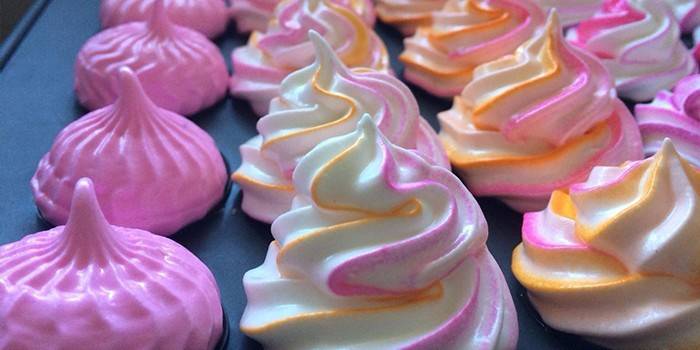Meringue française multicolore