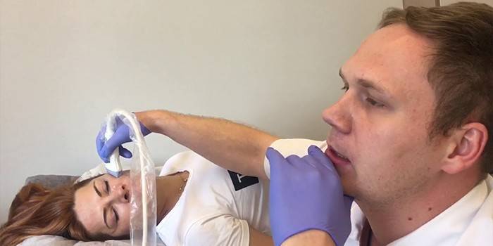 Il medico esegue un esame ecografico