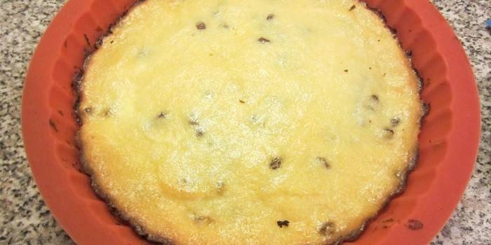 cazuela de cuajada preparada con pasas