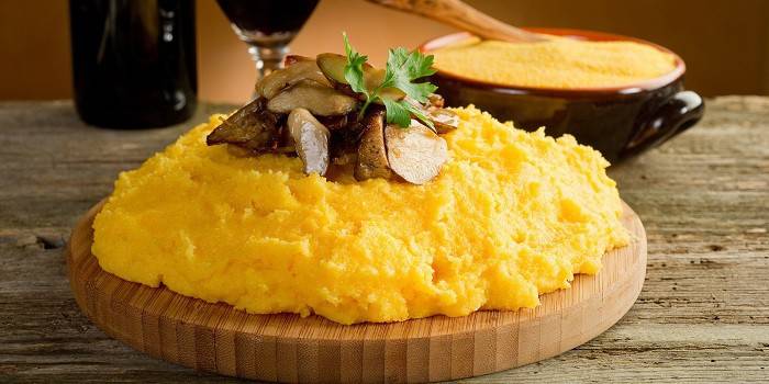 Sẵn sàng mamaliga trên một vòng tròn bằng gỗ