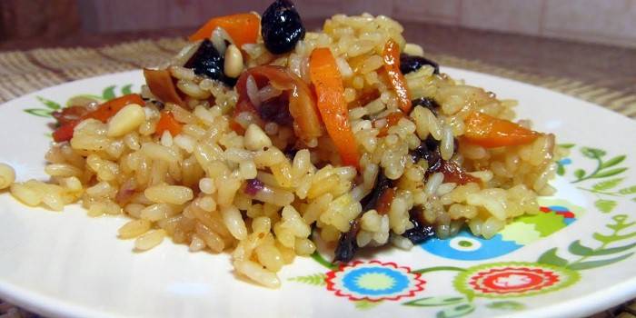 Pilaf su razinomis ir džiovintais abrikosais