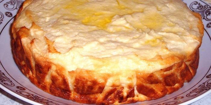 Cazuela de requesón, sémola y crema agria