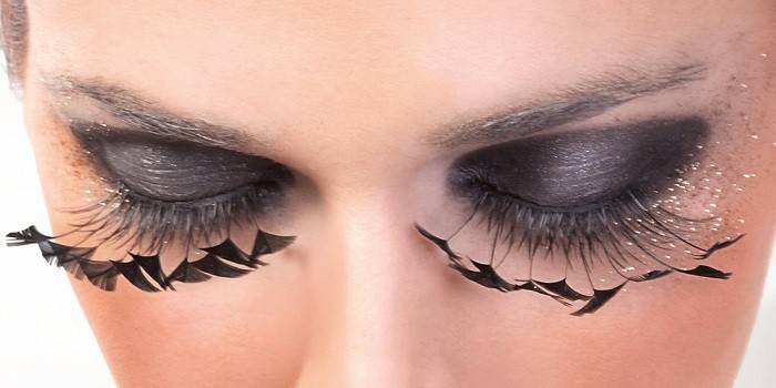 Fille avec de faux faux cils