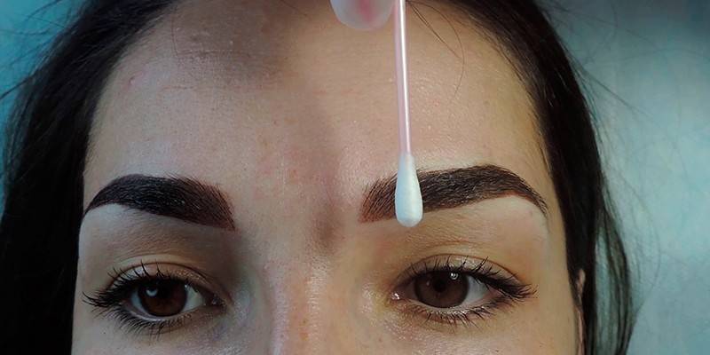 Technique de tatouage poudré des sourcils