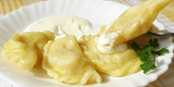 Bir tabakta patates ile hazır köfte