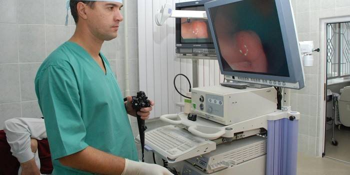 O médico realiza uma irrigoscopia