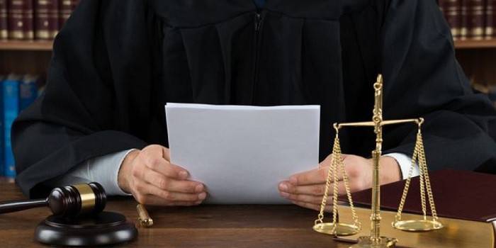Juiz segurando documentos