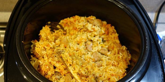 Pilaf pronto em uma tigela multicooker