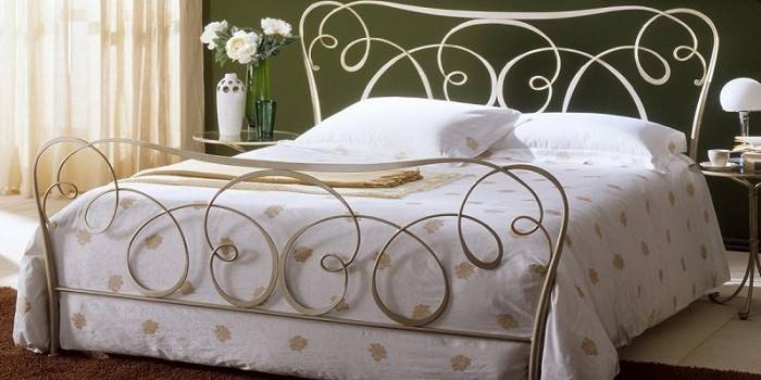 Schmiedeeisenbett im modernen Stil
