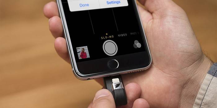 Vyras sujungia kortelę su „iPhone“