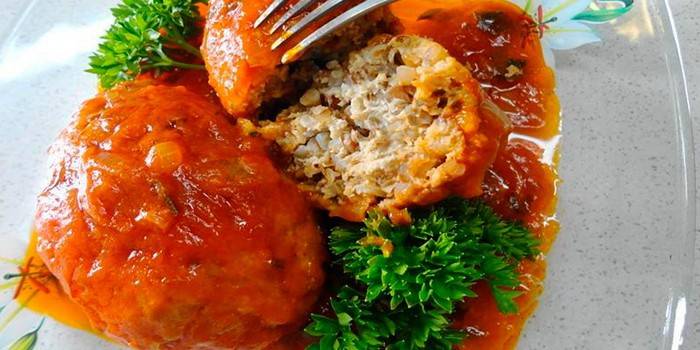 Mit Tomatensauce
