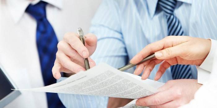 As pessoas trabalham no texto do documento.