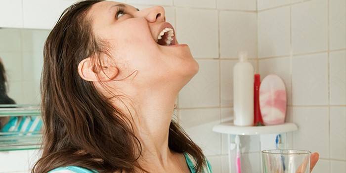 La ragazza fa i gargarismi