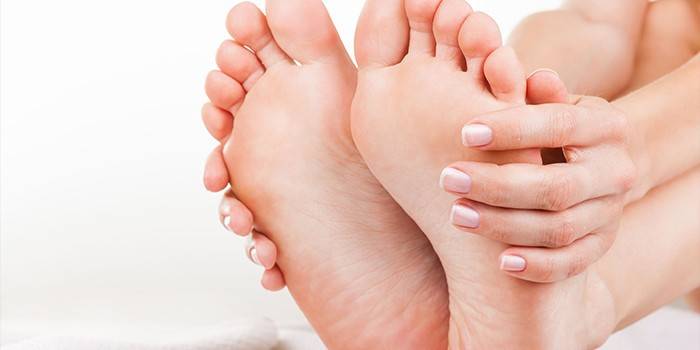 Fille fait auto-massage de jambes