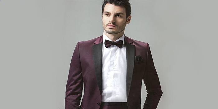 Bordo papyonlu takım elbiseli bir adam