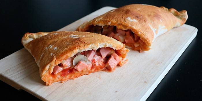 Leikattu suljettu pizza