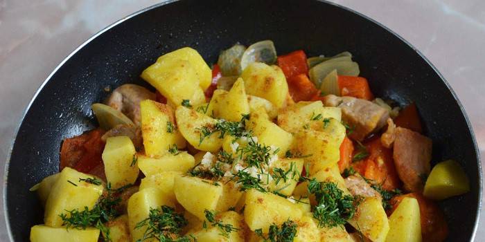 Khoai tây hầm với thịt và rau thơm trong chảo