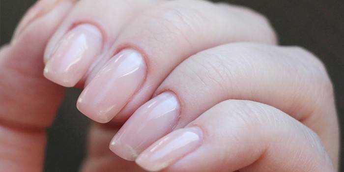 Enfortiment de les ungles naturals amb gel