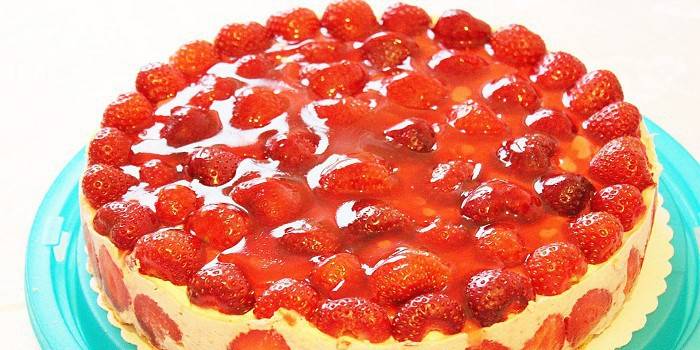 Torta sajtkrémmel, zselével és bogyókkal.