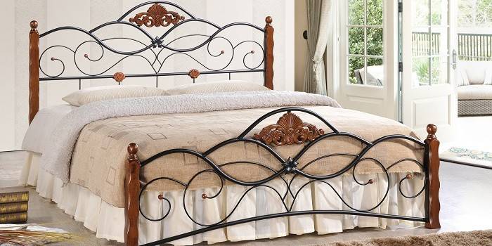 Schmiedeeisenbett mit Canzon Holzeinlagen