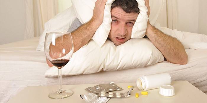 Un bărbat este bolnav dimineața după alcool