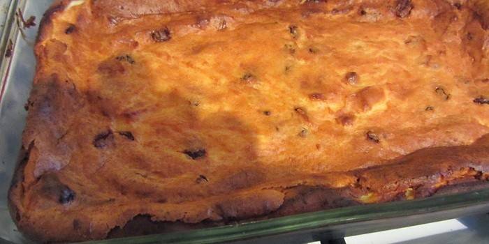 Cazuela de cuajada exuberante al horno con sémola en una bandeja para hornear