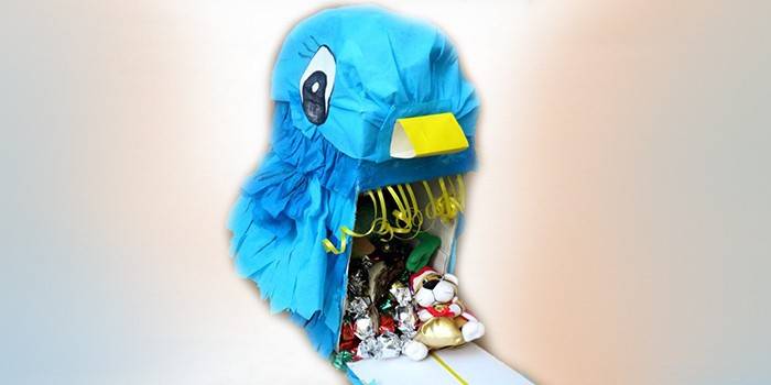 Pinata makeisten ja makeisten kanssa.