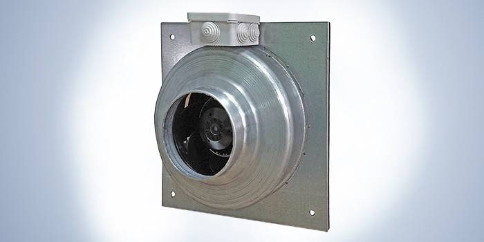 A ventilátor fém tokban, a Vanvent VKV-F 125E centrifugális centrifugában