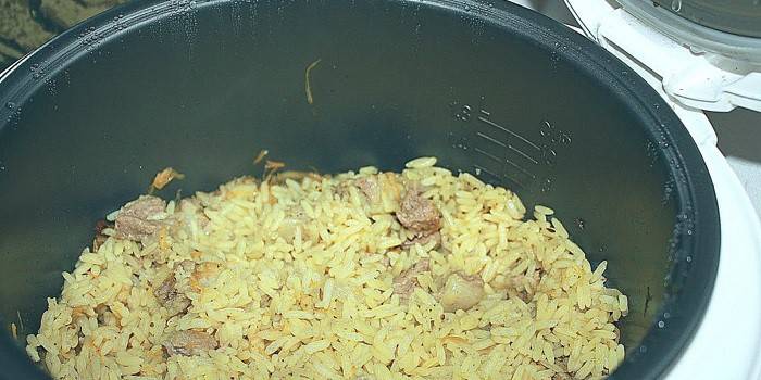 Pilaf com carne em um fogão lento