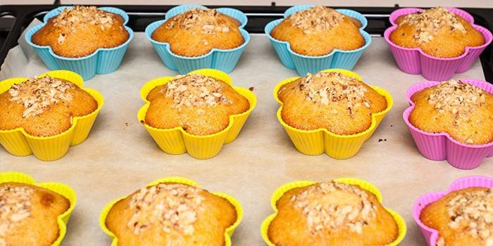 Fertige Cupcakes in Silikonformen